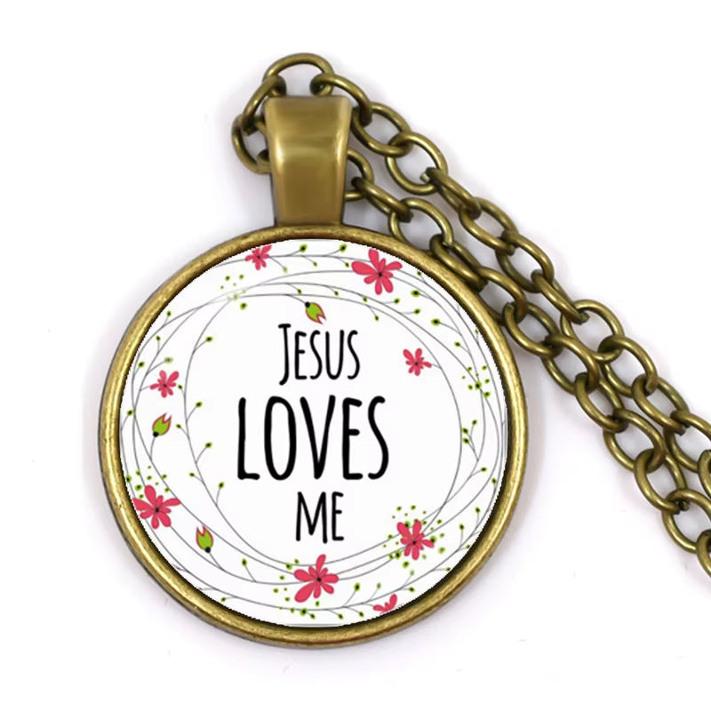 Colgante “Jesús Me Ama” con Versículo Bíblico – Collar Religioso Inspirador